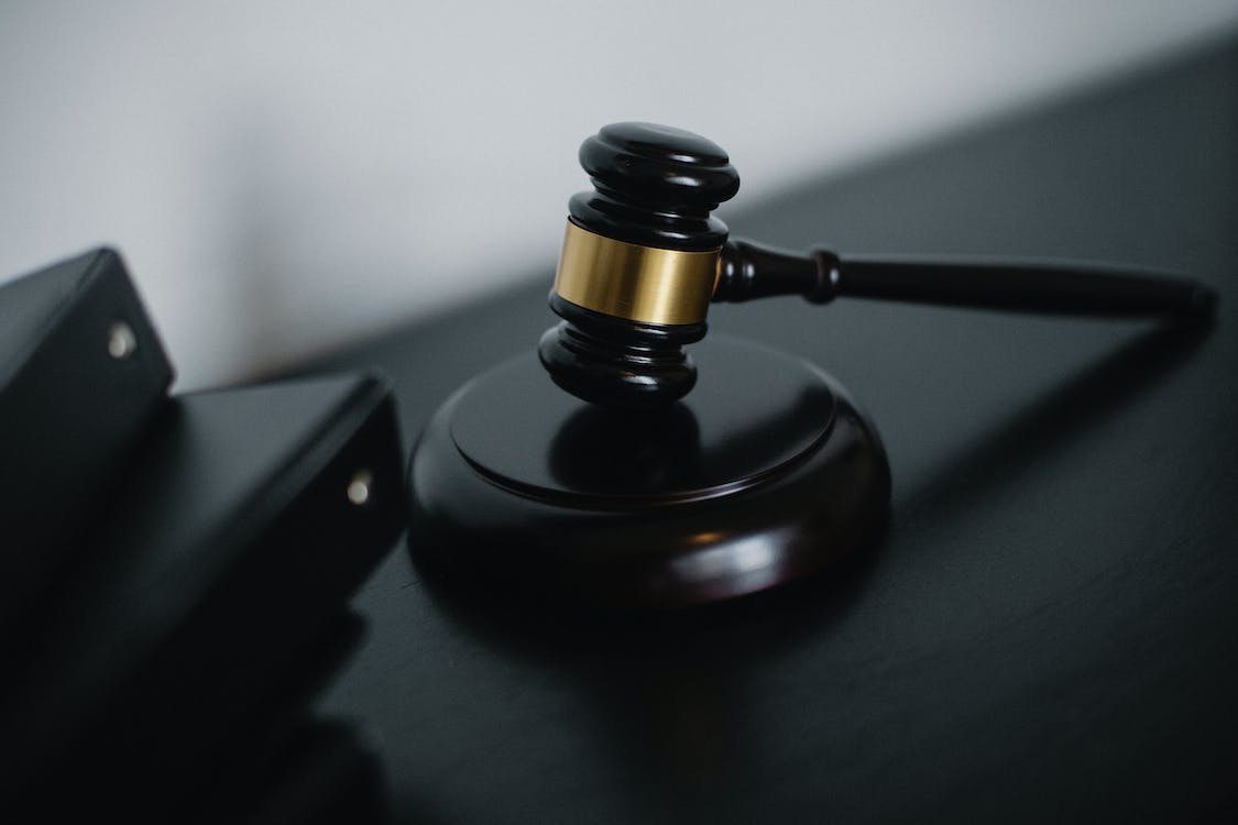 明知自己感染艾滋病還與他人發(fā)生性行為違法嗎？